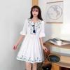 Vestido corto holgado de verano con cuello con cordones, estilo étnico, bordado, estilo fresco, blanco artístico.