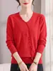 Novo suéter estilo chinês para mães, novo modelo outono e inverno, gola V, bordado tridimensional, cor sólida, estilo chinês tradicional, cardigã de tricô vermelho vintage