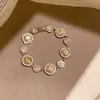 Pulsera de Cierre de Zirconia Incrustada con Diamantes Estilo Retro Europeo y Americano con Diseño Dulce y Encanto Versátil, Lujo Ligero y Sensación de Alta Gama, Joyería para Mujer