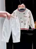 Estilo Coreano Niños Moda Primavera/Otoño 2026 Suéter de Punto con Dibujos Letras Bloques de Color Cuello Redondo Pantalones Casuales Blancos para Niños