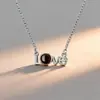 Estilo Europeo y Americano 100 Idiomas Mismo Estilo de Tiktok Te Amo Iloveyou Collar de Acero de Titanio con Proyección para Mujer, Sencillo y con Sensación de Lujo Ligero