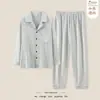 Pijama de otoño e invierno para hombre, hecho con felpa cepillada para mayor calidez y una sensación lujosa, un conjunto cómodo y elegante para estar en casa para hombres, adecuado para primavera y otoño
