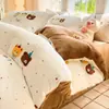 Novo conjunto de cama de quatro peças de 2026, qualidade A, seguro para bebês, forrado com fleece, espessado, de veludo de leite e macio, quente, com uma estampa fresca e leve para uso doméstico