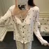 Pijama de malha canelada com estampa total para primavera, verão e outono para mulheres, com mangas compridas, cardigã de seda gelada, modelagem solta para relaxar e um conjunto de desenho animado moderno.