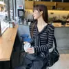 Foto Real # Camiseta Cinza Falsa de Duas Peças com Xale de Manga Longa para Mulheres, Camisa Base de Outono Única e Bonita com Senso de Design.