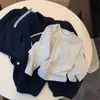 Conjunto de Tres Piezas para Niños para el Cambio de Estación Primavera y Otoño para Niños Pequeños y Medianos con Sudadera con Capucha Chaleco de Media Cremallera Camiseta de Manga Larga con Puños Pantalones Deportivos de Chándal