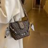 Bolso de Mano para Mujer Transfronterizo Nueva Moda Estampado con Letras Bolso Cubo Textura de Alta Gama Retro Bolso de Hombro Cruzado