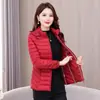 Abrigo de Algodón para Mujer 2025 Invierno Estilo Corto con Capucha Desmontable Versátil para Madres Ligero Cálido y Resistente al Frío Chaqueta Pequeña de Algodón para Mujeres de Mediana Edad y Mayores
