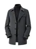 Abrigo de lana de alta gama para hombre, en un sofisticado color gris, adecuado para otoño e invierno, con un diseño de longitud media, un cuello tipo traje, y se puede personalizar para fines de negocios o para ir al trabajo.; hecho con lana de doble cara
