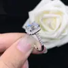 Anillo de Plata 925 con Diamante de Alto Carbono para Mujer, Anillo Sencillo y Elegante de Corte Esmeralda Micro-Pavimentado 18K