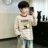 Camiseta infantil listrada de manga longa estilo coreano, novo modelo da primavera de 2026, top interno para meninos, camiseta básica 100% algodão para crianças mais velhas