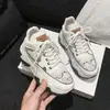 Zapatos Blancos Huecos para Mujer 2026 Verano Nueva Moda Zapatos Casuales Aumentan la Altura para Personas Bajas Suela Suave Transpirables Zapatos de Papá