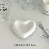 Plato de cerámica creativo nórdico para salsa para uso doméstico, lindo diseño de flor en forma de corazón, blanco puro para snacks, snacks de té, salsa para mojar, plato de condimentos