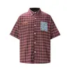 Camisa de Manga Curta com Bordado de Letra Diamante em Cor Xadrez com Etiqueta Retro para Homens, Nova Moda Primavera e Verão, Top Casual Solto para Jovens Mulheres