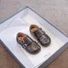 Zapatos de cuero tallado vintage estilo británico para niñas, doble hebilla con velcro, zapatos pequeños de cuero de punta redonda, zapatos brogue Birkenstock