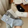 Meias de algodão estilo primavera e outono para mulheres, apresentando um design respirável, suave, de comprimento médio até a panturrilha, com um padrão de ursinho, bolinhas e um laço.