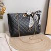 Bolsa de corrente de grande capacidade feminina 2022 nova moda Joker comércio exterior Bolsa feminina atacado bolsa bordada lenço de seda bolsa de mão
