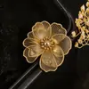 Broche Floral Hueco de Doble Capa Transfronterizo Europeo y Americano, Pin Floral de Lujo Ligero de Alta Gama, Accesorio Sencillo y Elegante para Trajes y Abrigos