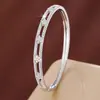 Exclusivamente para los mercados europeo y americano, Moda transfronteriza de alta gama, Pulsera hueca geométrica cuadrada con circonitas de colores y chapado en cobre, Venta directa del fabricante