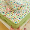 Algodón de borla cómodo y amigable con la piel Gasa de doble capa Clase A colcha acolchada arrugada falda de cama juego de tres piezas falda de cama individual funda de almohada individual cubierta de cama suave y esponjosa
