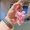 Llavero creativo de amor con cuentas de uva, acrílico, colgante de fruta anti-real, colgante para bolso, llavero al por mayor