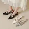 Sandalias de Verano 2026 Nuevo Estilo Elegantes de Estilo Francés para Mujer de Tacón Medio de Punta Cerrada con Correa en el Tobillo de Tacón Grueso Puntiagudas sin Espalda