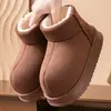 Zapatos de felpa de algodón de moda para mujer, cálidas pantuflas de algodón cerradas para invierno en la oficina, engrosadas y que aumentan la altura, con una sensación cómoda