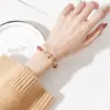 Pulsera de Cristal de Fresa Natural para Mujer Estrella de Luz de Luna Gris Dai Yue Nicho Lujo Ligero Diseño Original Moda Pulsera Dulce