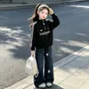 Conjunto de Sudadera para Niñas Primavera y Otoño 2026 Nuevo Estilo para Niños Medianos y Mayores Conjunto de Dos Piezas con Sudadera de Media Cremallera y Jeans de Otoño Moderno