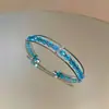 Pulseira geométrica aberta de contas de vidro com zircônia dopamina, minimalista e única, com uma estética sofisticada e doce