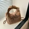 Bolso bandolera, bolso de hombro y bolso de mano de invierno de felpa, estilo hada, nuevo, de alta gama, moderno y popular - un diseño ligero, lujoso y de nicho