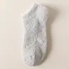 Calcetines tobilleros dispensadores de coralina japonesa otoño e invierno calcetines cortos de suelo para mujer medio terciopelo calcetines antideslizantes calcetines de postparto al por mayor