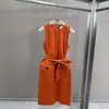Vestido Midi Sem Manga Elegante Intelectual Minimalista de Verão 2026 Feminino Cintura Marcada com Cinto Emagrecedor de Alta Qualidade
