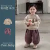 Conjunto de moletom infantil de inverno, top fofo de desenho animado estilo coreano, calça comprida listrada, conjunto de duas peças para meninos, roupas de bebê