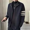Cardigan de Tricô com Zíper e Gola de Cor Contrastante Novo para Outono e Inverno 2024 Moda Coreana Jaqueta Suéter Três Listras Versátil
