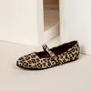 Sapatos Mary Jane de fivela de tira única novo tamanho grande com sapatos sapatos de vovó retrô bico redondo 2026 fundo plano estampa de leopardo primavera outono pelo