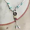 Collar con colgante de campana de mariposa de cerámica de estilo étnico retro para mujer, diseño nuevo y moderno, cadena larga para suéter, accesorios