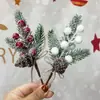 Rama Artificial de Bayas de Pino Escarchada, Ramo Decorativo Navideño Nevado con Bayas Rojas/Blancas, Piña y Lazo de Arpillera para Árbol, Corona, Caja de Regalo