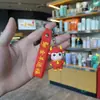 Nuevo llavero 2027 estilo chino del Año de la Oveja, con una figura de oveja dorada simbolizando la buena fortuna, un regalo festivo de Año Nuevo