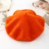 Novo popular boina de lã de mistura de lã estilo retrô francês cor sólida para mulheres, chapéu de artista quente de inverno atacado