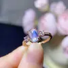 Foto Real Tomada de Anillo de Plata 925 Incrustado con Piedra Lunar Azul Natural. Gemas de Colores al por Mayor. ¡Ven por ello!