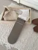 Calcetines versátiles de otoño para mujer, con rayas verticales anti-pilling, hasta la pantorrilla, serie de color café 'ins' estilo coreano, calcetines apilados con botón de madera salvaje