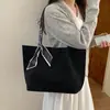 Bolso tote de gamuza minimalista y sofisticado transfronterizo para mujer, nueva colección otoño/invierno 2026, gran capacidad, adecuado para ir al trabajo, bolso de hombro y se puede llevar bajo el brazo.