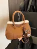 Comercio Exterior Transfronterizo Otoño e Invierno 2025 Nuevo Estilo Bolso de Mano de Alta Gama y Bolso Cruzado con Combinación Retro de Gamuza y Lana de Cordero