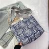 Bolsa feminina 2025 nova bolsa coreana de nylon com alça larga, bolsa transversal de ombro para mulheres, moda versátil, comércio exterior
