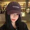 Gorra de Béisbol Bordada con Letras Vintage para Mujer con Visera Ancha, Copa Suave, Efecto Adelgazante del Rostro, Gorra Morada, Nuevo Modelo 2026 Gorra de Pico de Pato