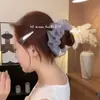 Dulce scrunchie de lunares de doble capa con malla y encaje de color contrastante, adecuado para coletas bajas y moños, un accesorio para el cabello moderno y versátil