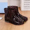 Botas de lluvia impermeables cómodas y elegantes, botas de invierno para exteriores antideslizantes de caña alta, zapatos impermeables de suela gruesa, zapatos resistentes al agua de media caña