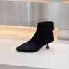 Sapatos Femininos 2024 Outono e Inverno Novo Estilo Botas Curtas de Camurça com Zíper nas Costas, Bico Quadrado, Salto Agulha e Botas de Cano Curto de Salto Alto da Moda com Forro de Lã
