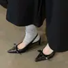 Sandalias elegantes estilo francés Chuyuji de punta cerrada para mujer, tacones de aguja de punta fina con talón abierto